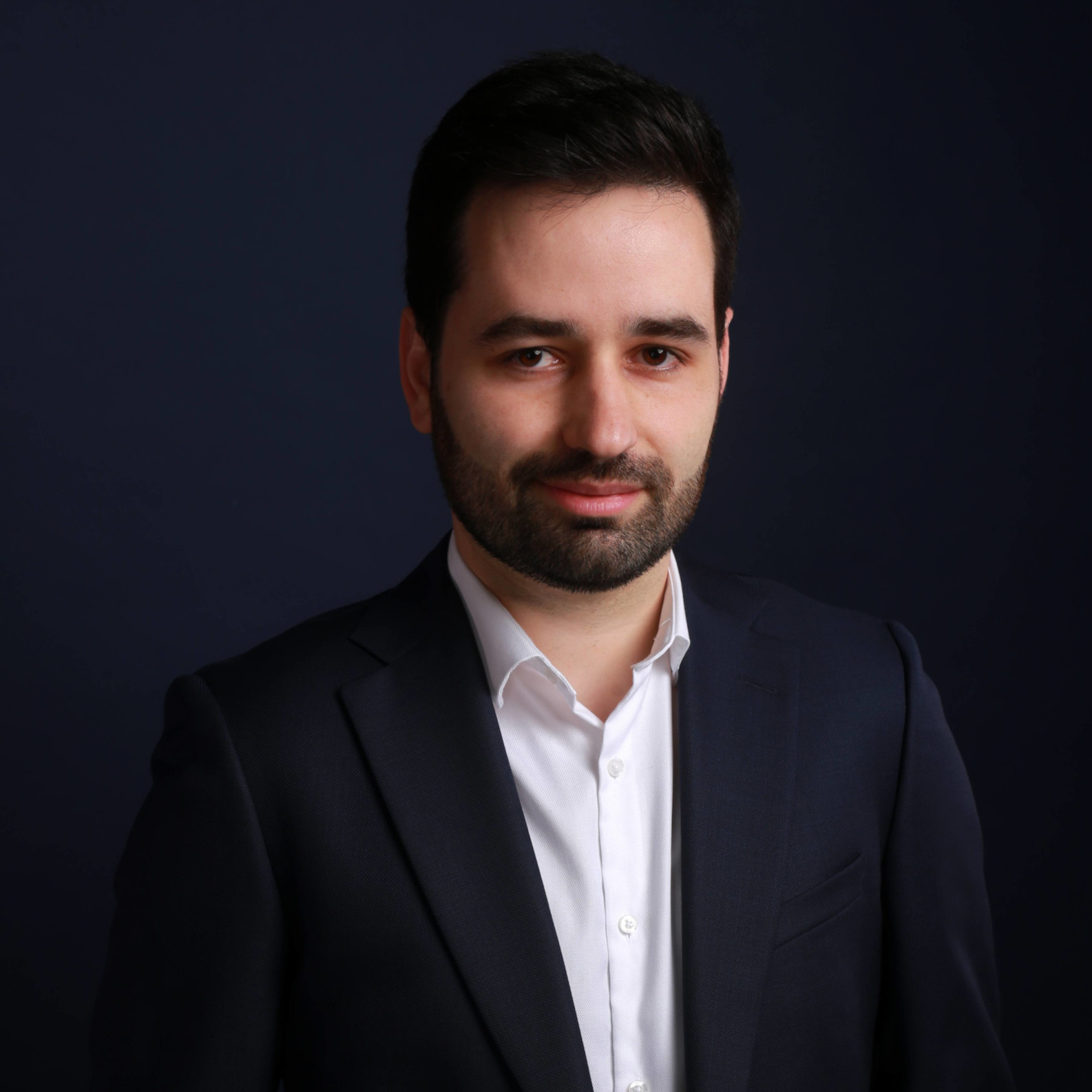 HELX - Portrait de Jonathan Chambre en tenue formelle avec costume