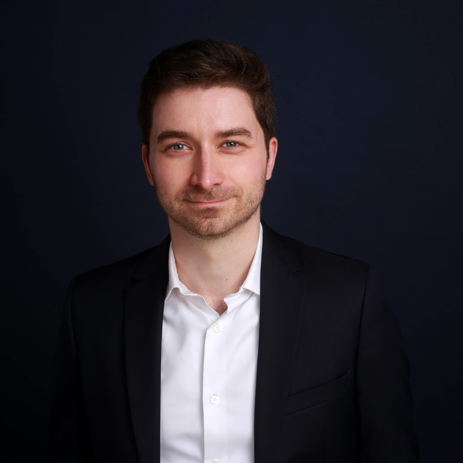 HELX - Portrait de Simon Juhel en tenue formelle avec costume