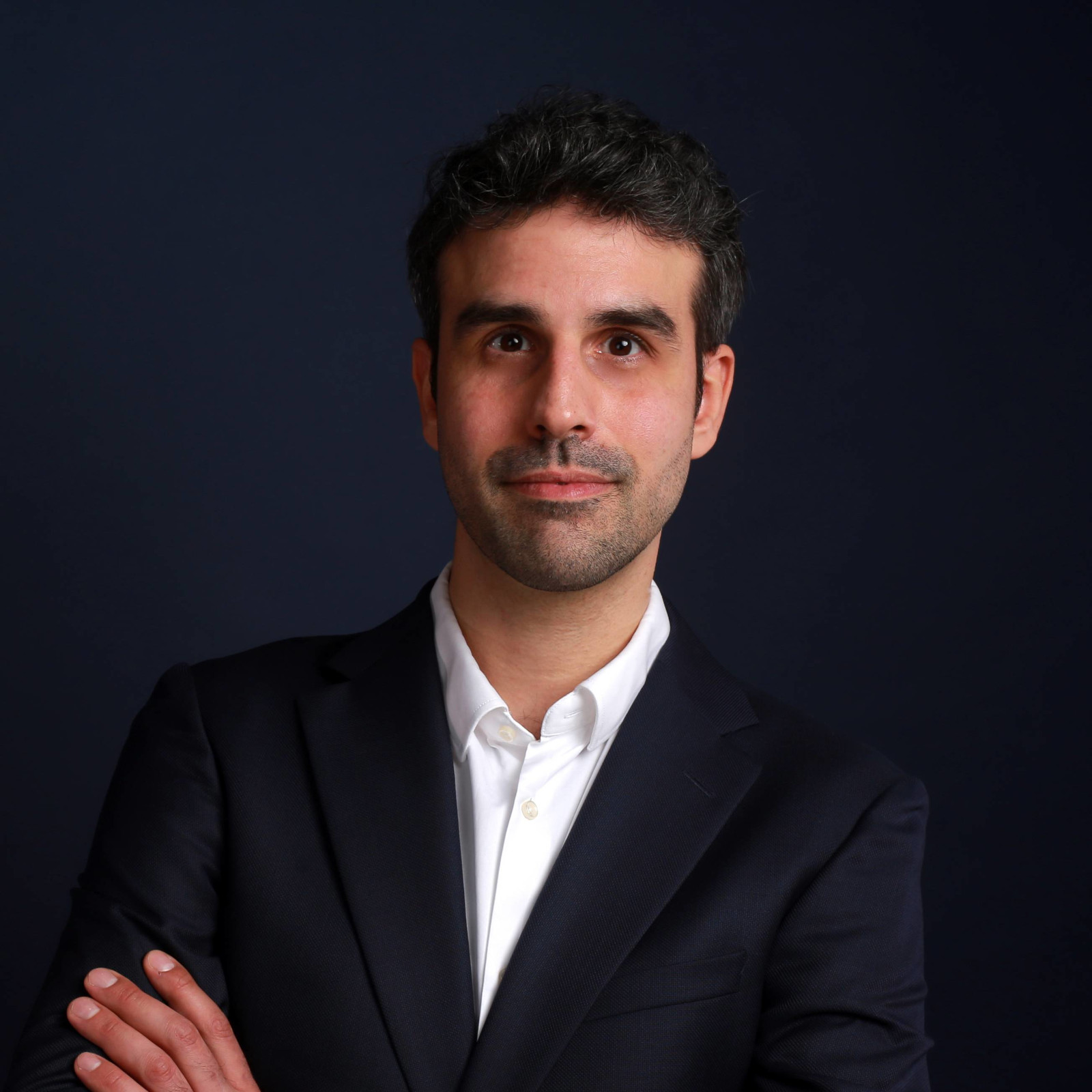 HELX - Portrait de Thibault Portigliatti en tenue formelle avec costume