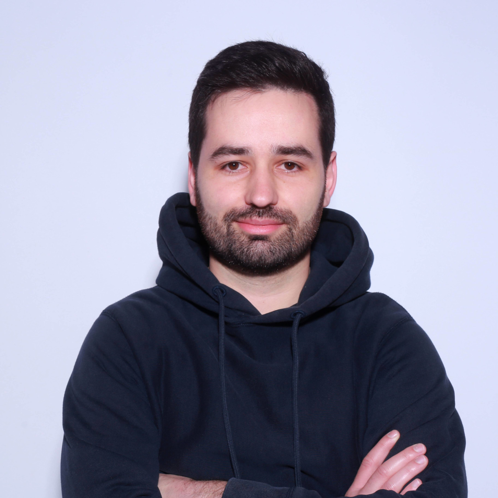 HELX - Portrait décontracté de Jonathan Chambre en sweat à capuche