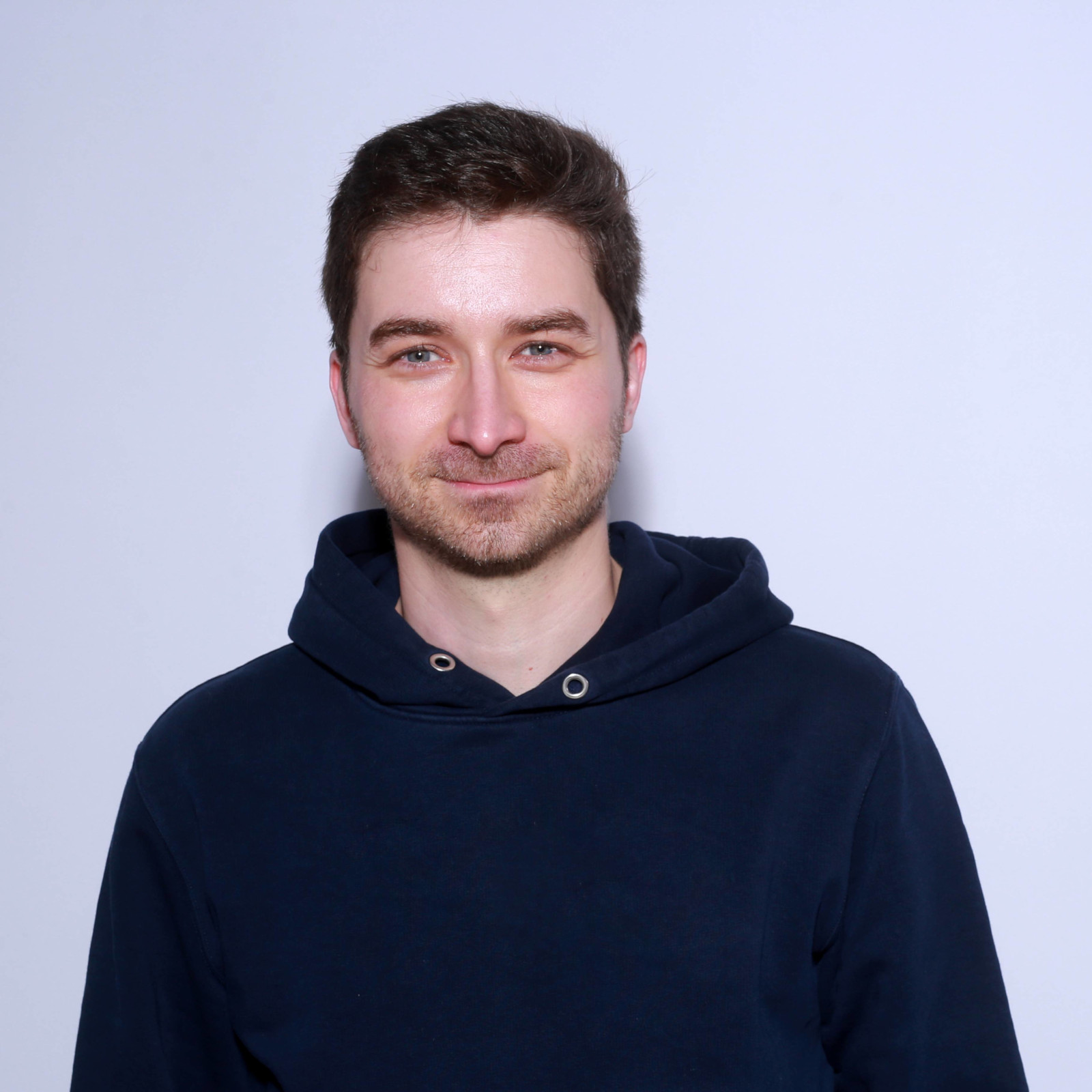 HELX - Portrait décontracté de Simon Juhel en sweat à capuche