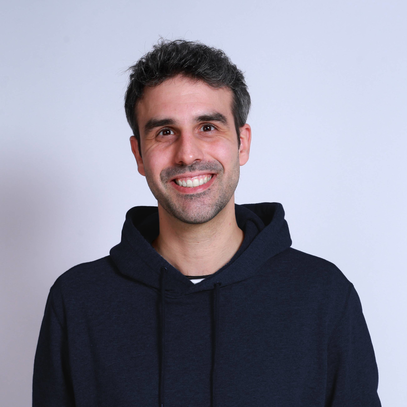 HELX - Portrait décontracté de Thibault Portigliatti en sweat à capuche